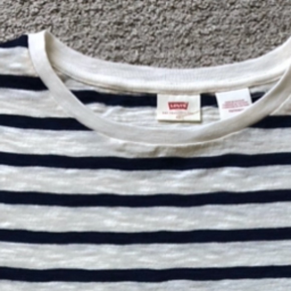Levi’s Short Sleeve T-shirt.NWOT. - Picture 2 of 3